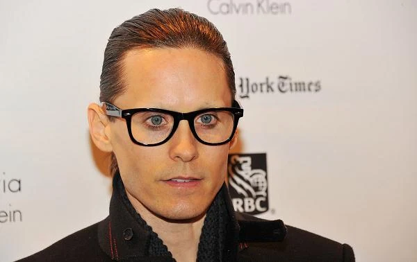 Ubrany w czarne wąskie spodnie, długi płaszcz i wysokie buty, Jared Leto próbował zamaskować brak brwi okularami popularnie nazywanymi "kujonkami". Dodajmy, że artysta otrzymał wyróżnienie za dokumentalny obraz "Artifact". Film relacjonuje spór zespołu artysty 30 Seconds To Mars z wytwórnią płytową Virgin Records (fot. Larry Busacca).