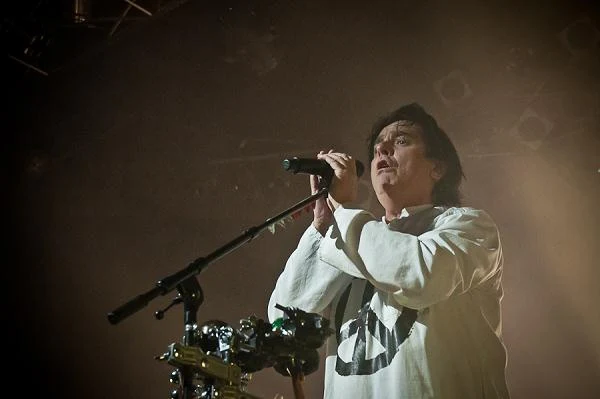 Koncert rozpoczął się utworem "Gaza" z nowej płyty "Sounds That Can't Be Made" opowiadającym o trudnej sytuacji w Palestynie (szczególnie dzieci) Koncert rozpoczął się utworem "Gaza" z nowej płyty "Sounds That Can't Be Made" opowiadającym o trudnej sytuacji w Palestynie (szczególnie dzieci)