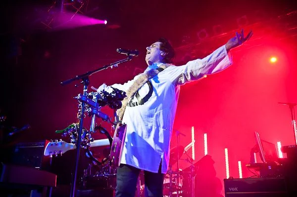 Steve Hogarth ubrany był w białą bluzę z symbolem pacyfki Steve Hogarth ubrany był w białą bluzę z symbolem pacyfki