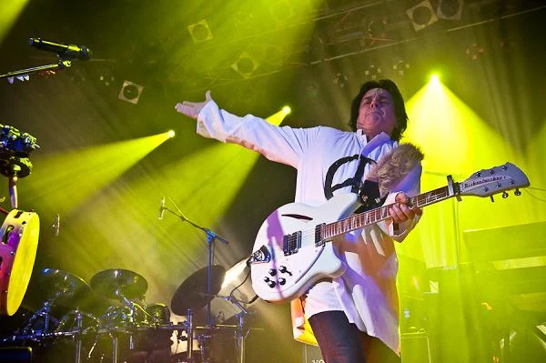 Wokalista Steve Hogarth podczas koncertu często chwytał za gitarę Wokalista Steve Hogarth podczas koncertu często chwytał za gitarę