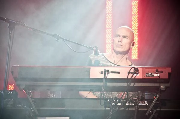 Mark Kelly schowany za baterią instrumentów klawiszowych Mark Kelly schowany za baterią instrumentów klawiszowych