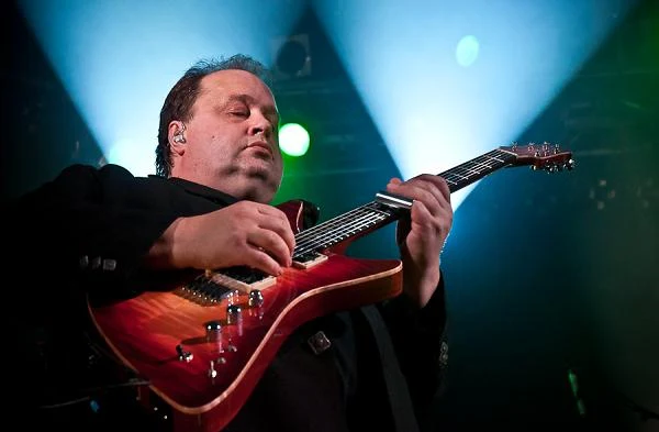 Steve Rothery zawsze sprawia wrażenie osoby, która zapomina się w dźwiękach granej muzyki Steve Rothery zawsze sprawia wrażenie osoby, która zapomina się w dźwiękach granej muzyki