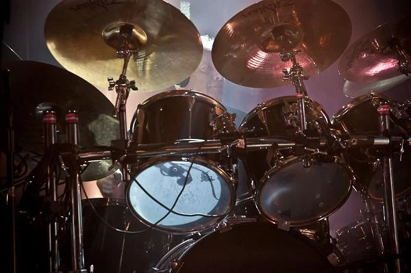 Niemal niewidoczny za bębnami Ian Mosley Niemal niewidoczny za bębnami Ian Mosley