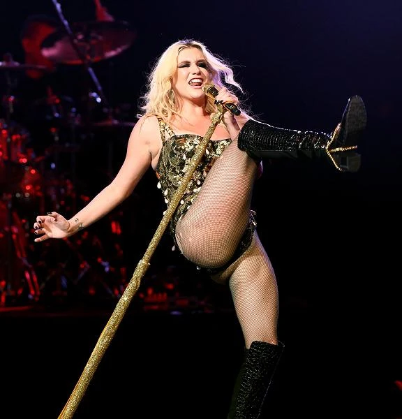 Wraz z premierą płyty "Warrior" w księgarniach pojawiła się autobiografia Ke$hy zatytułowana "My Crazy Beautiful Life" ("Moje szalone cudowne życie"), w której wokalistka opisuje, jak z "najgorszej kelnerki w Los Angeles" stała się międzynarodową gwiazdą (fot. Christopher Polk). Wraz z premierą płyty "Warrior" w księgarniach pojawiła się autobiografia Ke$hy zatytułowana "My Crazy Beautiful Life" ("Moje szalone cudowne życie"), w której wokalistka opisuje, jak z "najgorszej kelnerki w Los Angeles" stała się międzynarodową gwiazdą (fot. Christopher Polk).