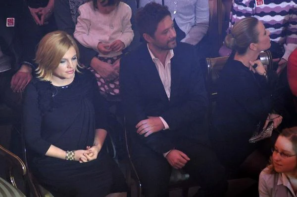 Ojcem dzieci jest partner artystki Paweł Jóźwicki. Ania Dąbrowska jest związana z producentem muzycznym od 2002 roku.