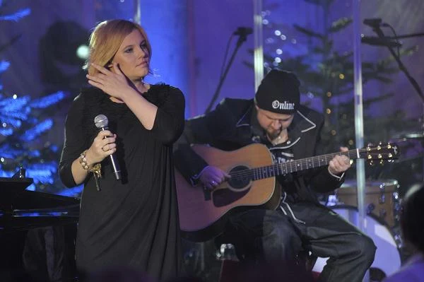 Niedawno do sklepów trafił album nowy album piosenkarki zatytułowany "Bawię się świetnie". Na płycie Ania Dąbrowska zrezygnowała z charakterystycznych dla niej brzmień retro.