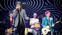 Drugiego takiego zespołu już nie będzie... The Rolling Stones już na zawsze pozostaną największym symbolem rock'n'rolla, a ich osiągnięcia nie zostaną pobite. Jedyny zespół, który mógł się z nimi równać, to The Beatles. Tyle, że to Mick Jagger i koledzy obchodzą w tym roku 50. rocznicę istnienia. No właśnie... Z tego powodu na ich barkach spoczywa ogromny ciężar, a jest nim legenda The Rolling Stones. A jej nie mają prawa zniszczyć nawet członkowie zespołu! Właśnie dlatego dobrze stałoby się, gdyby grudniowe koncerty grupy były ostatnimi w ich przepięknej, niesamowitej i niepowtarzalnej karierze. Chyba nie ma wątpliwości, że lepiej pozostawić fanów z poczuciem niedosytu, niż zabić swoją legendę, objeżdżając świat z cyrkowym show z backstagem zaopatrzonym w podtrzymującą życie aparaturą medyczną (fot. Ian Gavan/Getty Images).