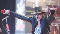 Gdy o Axlu W. Rosie pisze się wyłącznie z powodu jego spóźnialstwa (albo spowodowanej galaktycznym ego artysty absencji podczas wprowadzenia Guns N' Roses do Rock'n'Roll Hall Of Fame), to chyba najwyższy czas na zaprzestanie poniewierania legendy Guns N' Roses. Czyż wokalista i lider grupy nie cieszył się większym szacunkiem, gdy przez 15 lat nie wyściubiał nosa z kalifornijskiej rezydencji i nagrywał "Chinese Democracy"? Prosimy o powtórkę! Po ostatnich wyczynach (także tych w Rybniku) fani chętnie poczekają nawet drugie tyle (fot. Jason Merritt/Getty Images).