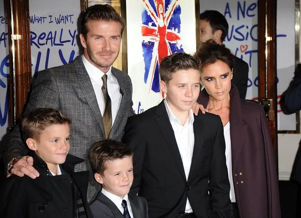 Victoria Beckham wolała pozować z mężem i synami (fot. Stuart Wilson)