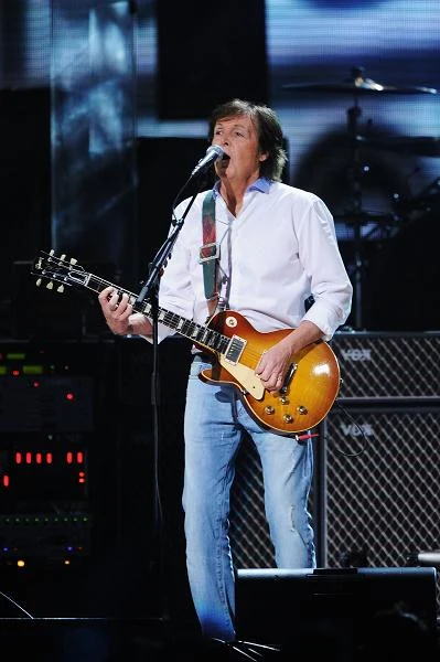 Na koniec na scenie pojawił się Paul McCartney, który wystąpił z byłymi muzykami Nirvany: Davem Grohlem (perkusja), Kristem Novoselicem (bas) i Patem Smearem (gitara) (fot. Larry Busacca).