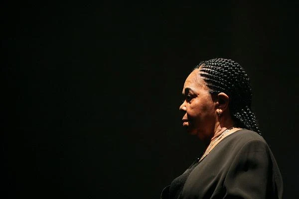 Piosenkarka wykonywała mornę i coladerę (tradycyjne style muzyczne wywodzące się z Wysp Zielonego Przylądka). Uznawana była za jedną z ikon world music