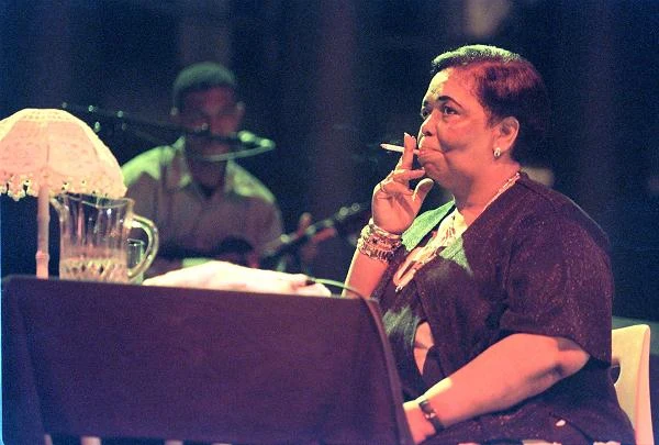 Cesaria Evora była namiętną palaczką - nie rozstawała się z papierosami nawet na scenie