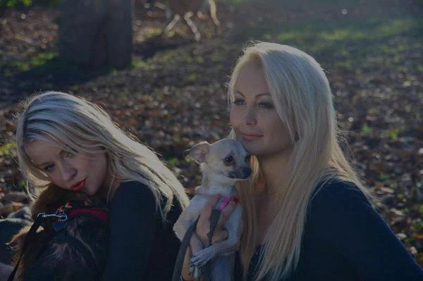 Razem z Polą (po lewej) występuje Maya - suczka śniągnięta z Rumunii do nowego domu w Londynie, po tym jak została przejechana przez auto i ledwie przeżyła