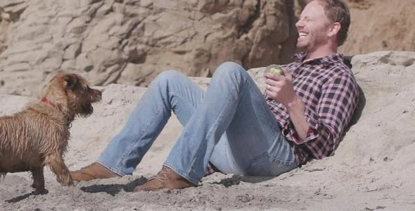 W teledysku wystąpił amerykański aktor telewizyjny i filmowy Ian Ziering (znany m.in. z roli Steve'a Sandersa z serialu "Beverly Hills 92010")