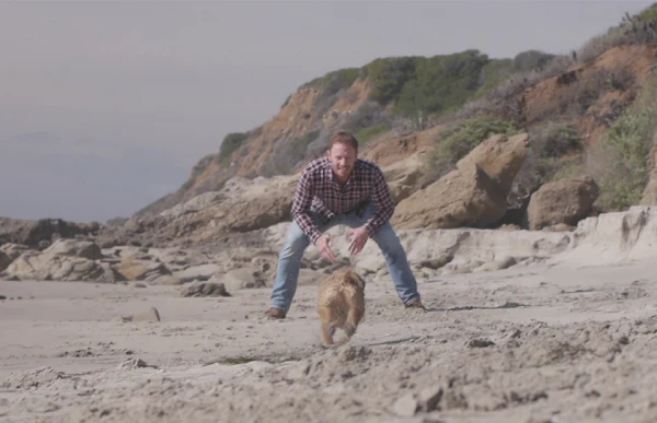 W teledysku Ian Ziering pokazuje się ze swoich psem ze schroniska - Oscarem