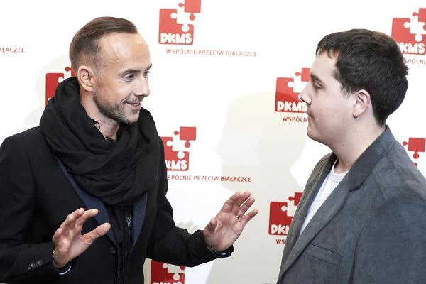 Nergal nie ukrywa, że miał niewielką wiedzę na temat białaczki. "Byłem kompletnym ignorantem. Sam u siebie podejrzewałem jakąś chorobę egzotyczną, strasznie się pociłem, na całej głowie miałem małe guzki, miałem coraz mniej sił. Nigdy, w najbardziej kasandrycznych snach nie wpadłbym na to, że to może być nowotwór" - opowiadał na łamach "Wprost"