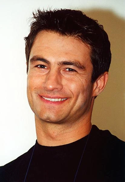 "Jestem postrzegany jako człowiek, który gra w serialu o miłości, więc chyba nie będę mógł się od tego odbić, ale przecież piosenki o miłości są świetne, bo można przy nich pić dobre wino, kochać się i całować" - opowiadał Waldemar Goszcz w jednym z wywiadów "Jestem postrzegany jako człowiek, który gra w serialu o miłości, więc chyba nie będę mógł się od tego odbić, ale przecież piosenki o miłości są świetne, bo można przy nich pić dobre wino, kochać się i całować" - opowiadał Waldemar Goszcz w jednym z wywiadów