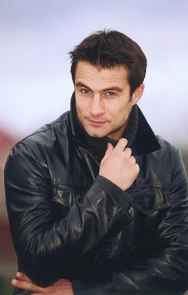 Na płycie "Waldek Goszcz" znalazły się piosenki z serialu "Adam i Ewa", w którym Goszcz grał główną rolę Adama Rozdrażewskiego. W telenoweli partnerowała mu Katarzyna Chrzanowska (jako Ewa Werner) Na płycie "Waldek Goszcz" znalazły się piosenki z serialu "Adam i Ewa", w którym Goszcz grał główną rolę Adama Rozdrażewskiego. W telenoweli partnerowała mu Katarzyna Chrzanowska (jako Ewa Werner)