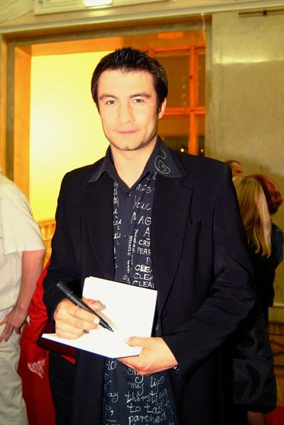 Karierę muzyczną rozpoczął w 1997 roku w boysbandzie Hi Street, z którym rok później wydał płytę "Hi Street" Karierę muzyczną rozpoczął w 1997 roku w boysbandzie Hi Street, z którym rok później wydał płytę "Hi Street"