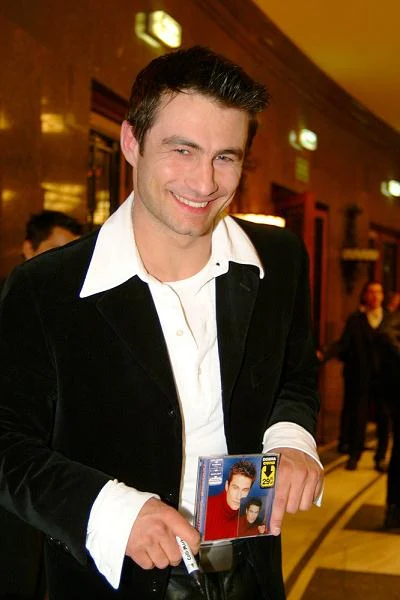 W kierowanym przez niego samochodzie podróżowali także aktor Radosław Pazura i muzyk Filip Siejka - obaj zostali ranni. Poważne rany odniósł także kierowca samochodu z którym czołowo zderzyła się Lancia Goszcza W kierowanym przez niego samochodzie podróżowali także aktor Radosław Pazura i muzyk Filip Siejka - obaj zostali ranni. Poważne rany odniósł także kierowca samochodu z którym czołowo zderzyła się Lancia Goszcza