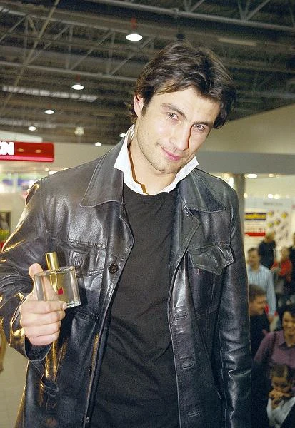 Jego marzeniem była jednak kariera wokalisty - śpiewem interesował się już w dzieciństwie Jego marzeniem była jednak kariera wokalisty - śpiewem interesował się już w dzieciństwie