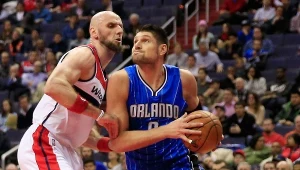 Marcin Gortat (z lewej) i Nikola Vucević