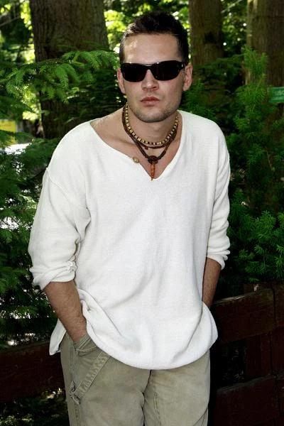 W latach 90. na dłuższą chwilę zniknął ze sceny. Współpracował z m.in. Edytą Górniak (krótko byli parą) i Grzegorzem Ciechowskim, który wyprodukował jego drugi album "Delfin" (1997)