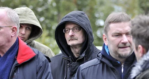 W pogrzebie uczestniczył m.in. Sławomir Łosowski (w środku), klawiszowiec Kombi, który nie został zaproszony do reaktywacji pod nowym szyldem - fot. Przemek Świderski