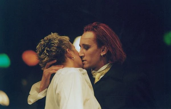 W latach 2001-2003 wokalistką Ich Troje była Justyna Majkowska. Na specjalne zaproszenie Michała Wiśniewskiego w 2006 roku powróciła do zespołu na 10-lecie (występ na Eurowizji, trasa koncertowa Ich Troje + One Dwie) W latach 2001-2003 wokalistką Ich Troje była Justyna Majkowska. Na specjalne zaproszenie Michała Wiśniewskiego w 2006 roku powróciła do zespołu na 10-lecie (występ na Eurowizji, trasa koncertowa Ich Troje + One Dwie)