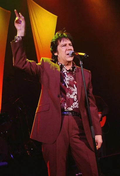 Początkowo z grupą The Sunsets wykonywał rock'n'rolla w stylu lat 50. Zaliczył nawet występ przed The Rolling Stones