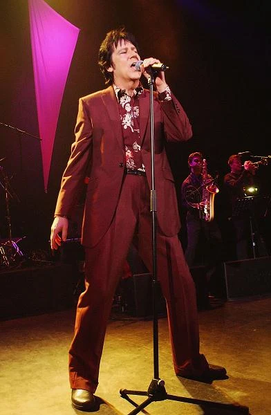 W latach 90., jak wiele gwiazd poprzedniej dekady, niemal całkiem zniknął ze sceny. O jego istnieniu przypominały wówczas tylko składanki z największymi przebojami