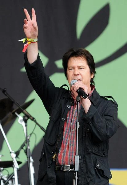 Pierwszy duży sukces odniósł w 1981 roku z solową płytą "This Ole House", która zawierała tytułowy przebój. Piosenka dotarła do 1. miejsca brytyjskiej listy