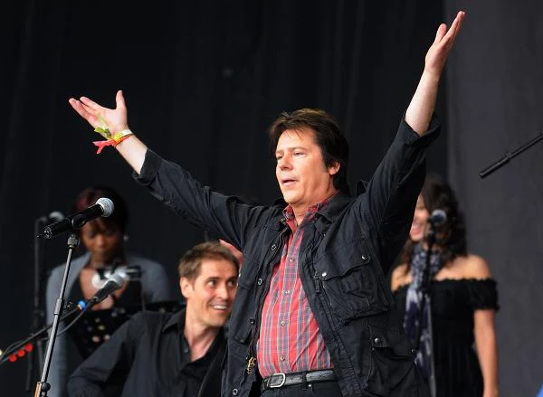 "Lata 60. należały do The Beatles, lata 70. do Eltona Johna a lata 80. do Shaky Stevensa" - czytamy w Księdze Rekordów Guinnessa. W sumie w pierwszej dziesiątce brytyjskiej listy Shakin' Stevens umieścił 15 singli. Jego piosenki cieszyły się też wielkim powodzeniem w Irlandii, Niemczech, Holandii, Austrii, Szwajcarii, a nawet Nowej Zelandii