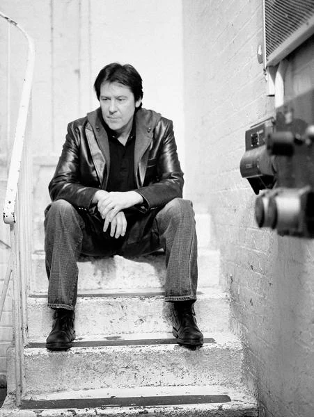 Z ciekawostek na jego temat dowiadujemy się, że podczas koncertów zawsze pojawiał się ubrany w białe buty