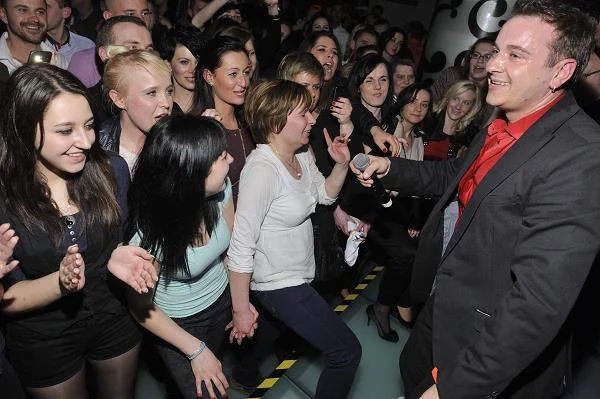 Jak relacjonuje "Fakt", na występ przyszło dużo fanek zespołu Weekend. "Nic więc dziwnego, że lider grupy dwoił się i troił, żeby wypaść jak najlepiej" - czytamy.