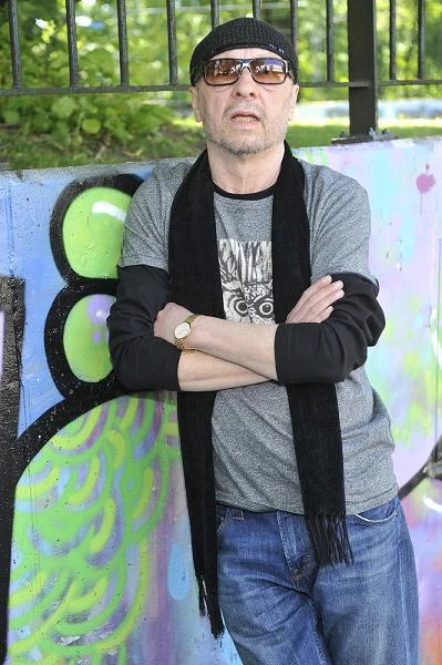 Piosenkarz, kompozytor, artysta plastyk od 2001 roku walczył z białaczką. Kilkakrotnie wydawało się, że pokonał chorobę