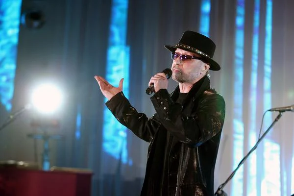 Na muzycznej scenie zadebiutował w 1970 roku na łódzkiej giełdzie piosenki. Za utwór "Obłąkany kataryniarz" otrzymał tam nagrodę główną i nagrodę publiczności. Rok później wygrał ponownie wykonując "To nie był sen"