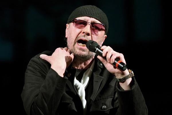 W 1980 roku utworem "W białej ciszy powiek" wygrał Grand Prix na Międzynarodowym Festiwalu OIRT w Pradze, jednak był to początek końca barwnej kariery. Piosenkarz wyjechał na kontrakt do USA, a w Polsce po roku wprowadzono stan wojenny