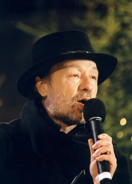 Pod koniec lat 80. Mec wziął udział w koncertach organizowanych przez Afrykański Kongres Narodowy, co poskutkowało wyjazdem do Afryki. "Była to najpiękniejsza wyprawa artystyczna w karierze Bogusława Meca. Najbardziej zapamiętał wodospad Victorii, przy którym widziana kilka lat później Niagara, okazała się wodnym żartem" - możemy przeczytać na oficjalnej stronie piosenkarza