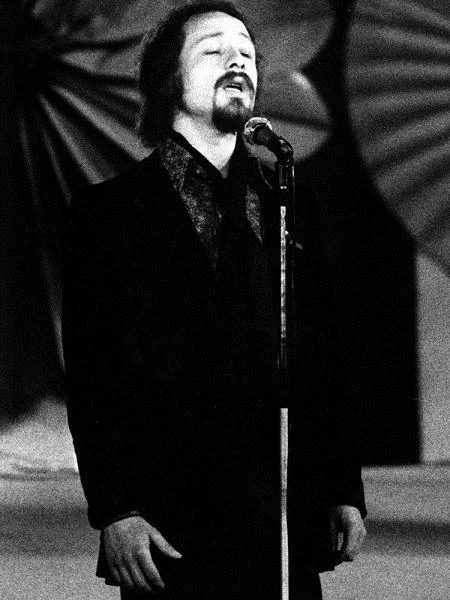 Ostatnią płytą Bogusława Meca były "Duety" (2008), na której znalazło się 13 przebojów wokalisty, wykonanych w nowych aranżacjach oraz jeden premierowy utwór. Mec wybrał na tę płytę najważniejsze utwory ze swojego dotychczasowego dorobku muzycznego. Do wspólnego wykonania zaprosił gwiazdy współczesnej muzyki rozrywkowej. Razem z Mecem zaśpiewali: Marysia Sadowska, Maciej Balcar (Dżem), Justyna Steczkowska, Krzysztof Kiljański, Peter Getz, Marcin Rozynek, Maciej Silski, Tatiana Okupnik, Piotr Cugowski (Bracia), Katrzyna Klich i Anna Maria Jopek