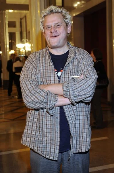 Kazimierz Piotr Staszewski przyszedł na świat 12 marca 1963 roku w rodzinie ze szlacheckimi korzeniami. Jego dziadek Kazimierz (zm. 1968) był uznanym działaczem Polskiego Towarzystwa Turystyczno-Krajoznawczego (otrzymał Złoty Krzyż Zasługi oraz Order Odrodzenia Polski), a ojciec Stanisław (zm. 1973) był członkiem Armii Krajowej, więźniem obozu koncentracyjnego w Mauthausen, po wojnie architektem i poetą. Ojciec wokalisty zostawił rodzinę, gdy przyszły lider Kultu miał 4 lata.