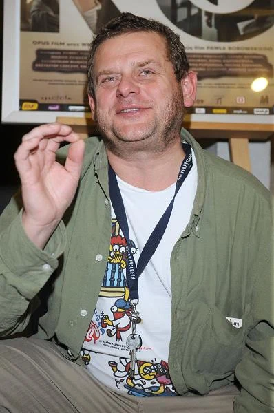 Kazik po ukończeniu warszawskiego liceum im. Reja podjął studia w Instytucie Socjologii Uniwersytetu Warszawskiego, ale ich nie ukończył. Uczestniczył w strajkach studenckich w 1981 roku. Wówczas miał już na koncie występy w zespole Poland, a później Novelty Poland.