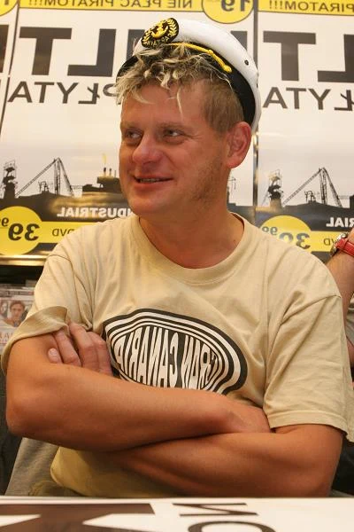 Debiutancka płyta Kultu zatytułowana nazwą zespołu ukazała się dopiero w 1987 roku, a wokalistą i autorem testów zespołu był Kazik Staszewski. To na albumie "Kult" znalazła się "Krew Boga", jedna z najstarszych piosenek zespołu, do dziś grana na koncertach. W sumie Kazik Staszewski wraz z Kultem nagrał piętnaście albumów, a grupa od lat otoczona jest prawdziwym kultem.