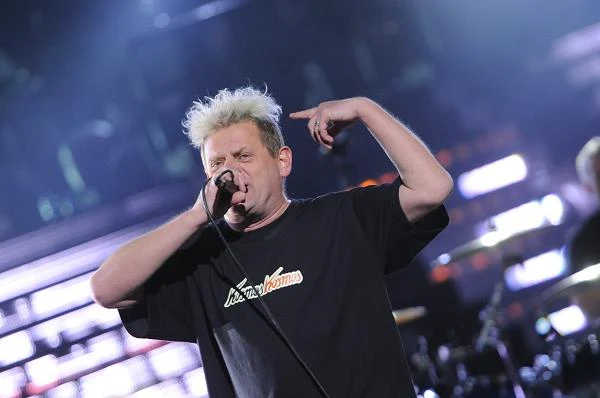 Projekt Kazik działa również w wersji Na Żywo. Zespół ma na koncie cztery studyjne albumy oraz niesławny singel "Andrzej Gołota", który artysta napisał na fali krótkiego entuzjazmu osiągnięciami boksera. Poza tym Kazik Staszewski występował też z zespołami El Doopa i Buldog. Za swą artystyczną działalność Kazik otrzymał wiele nagród (m.in. Paszport Polityki, Fryderyki, Machinery, nagrodę MTV), które jednak rzadko odbierał.