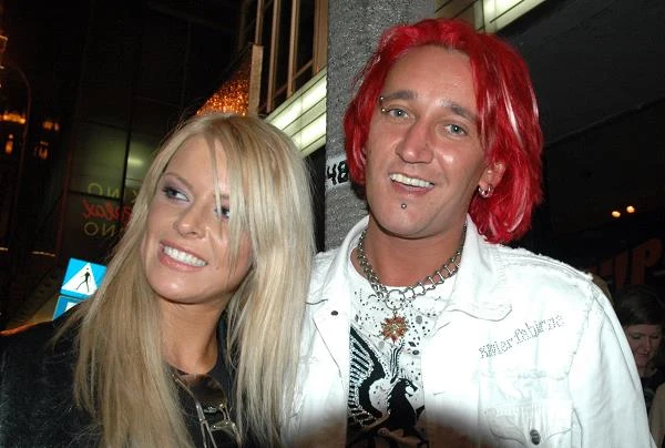 Po spotkaniu z Michałem Wiśniewskim w 2000 roku rozpoczęła współpracę z Ich Troje. Pracowała nad choreografią grupy i występowała jako jedna z tancerek. Związała się również prywatnie z liderem ich Troje. W 2002 roku para pobrała się, a na świat przyszedł syn Xavier. Rok później urodziła córkę Fabienne. Życie pary można było śledzić w reality show "Jestem, jaki jestem".