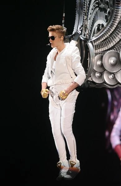 Przy ogłuszającym pisku Justin Bieber wleciał na scenę na anielskich skrzydłach - fot. Przemysław Jach