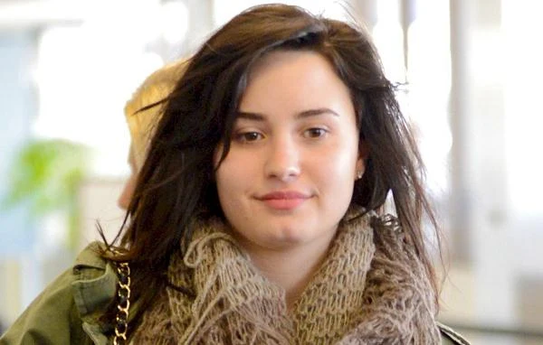 Zazwyczaj galerie gwiazd bez makijazu służą zawistnikom do kpin z prawdziwego wyglądu osób ze świecznika. Tymczasem Demi prezentuje się nazdwyczaj dobrze Zazwyczaj galerie gwiazd bez makijazu służą zawistnikom do kpin z prawdziwego wyglądu osób ze świecznika. Tymczasem Demi prezentuje się nazdwyczaj dobrze