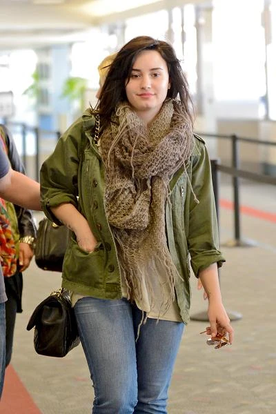 Na lotnisku w Los Angeles wokalistka i aktorka Demi Lovato zaprezentowała się w naturalnym wydaniu. Na co dzień gwiazdka Disneya nie stroni od mocnego makijażu Na lotnisku w Los Angeles wokalistka i aktorka Demi Lovato zaprezentowała się w naturalnym wydaniu. Na co dzień gwiazdka Disneya nie stroni od mocnego makijażu