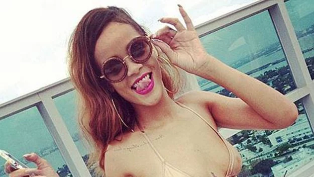 Ubrana w złote bikini Rihanna odpręża się po koncercie w Miami