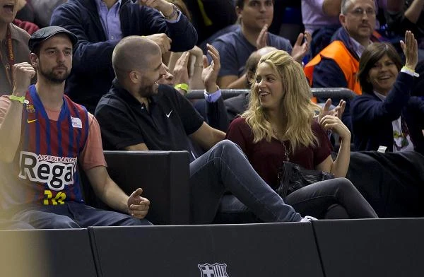 Shakira jest obecnie jurorką w amerykańskiej edycji programu "The Voice". Wokalistka nieustannie lata więc z Barcelony do Stanów i z powrotem Shakira jest obecnie jurorką w amerykańskiej edycji programu "The Voice". Wokalistka nieustannie lata więc z Barcelony do Stanów i z powrotem